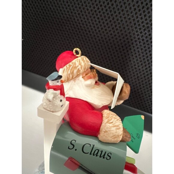 Hallmark 2009 Club Exclusive Santa Claus Figurine With Mailbox Holding Letters - Picture 4 of 8